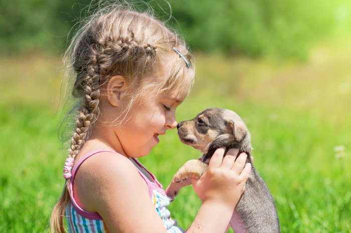 女の子と子犬