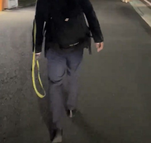 夜道を歩く人