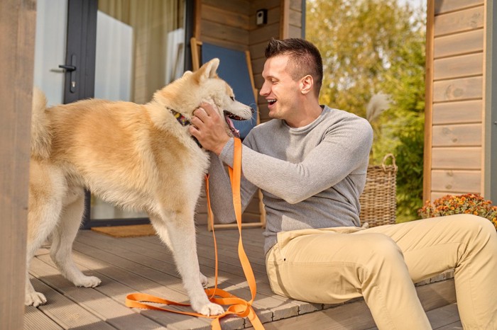 犬と触れ合う男性