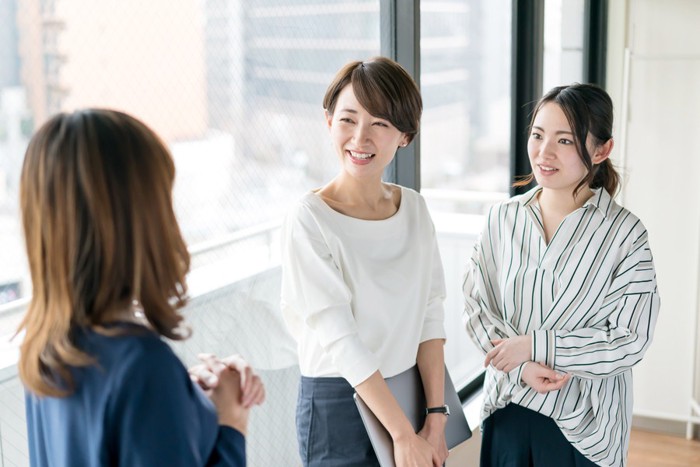 談笑する女性たち