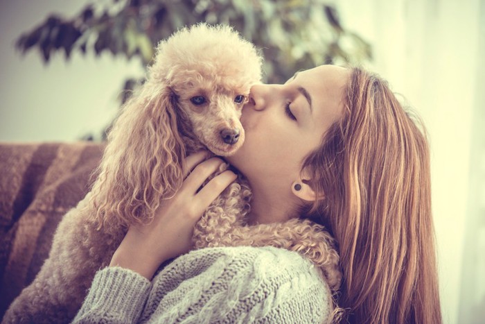 犬にキスをする女性