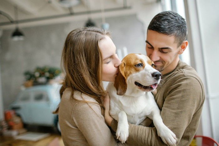 男性と女性と犬