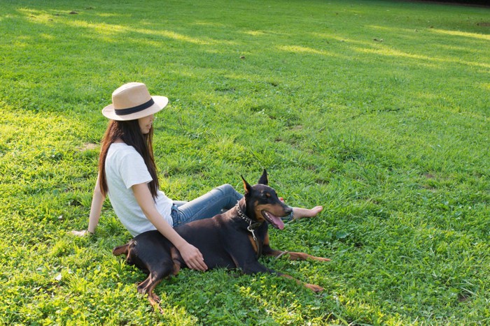 女性と犬