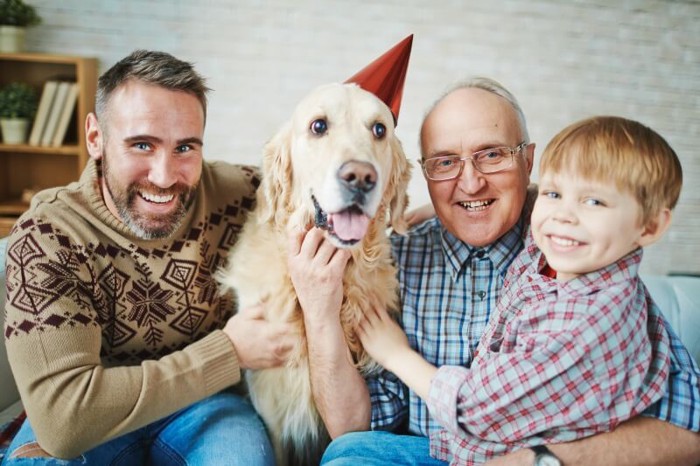 愛犬の誕生日を祝う家族