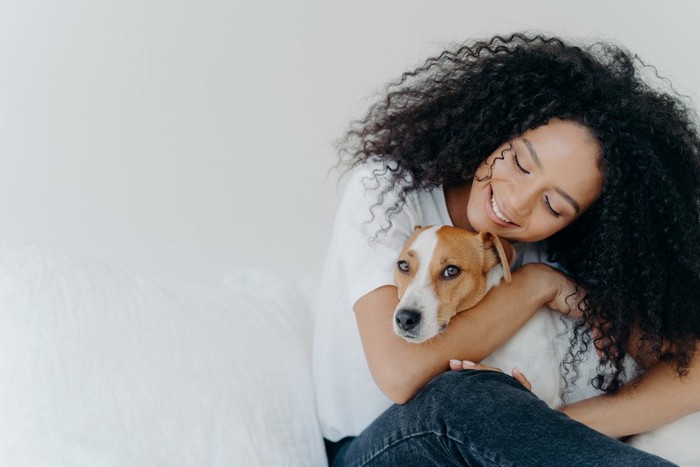 ハグをする人とされる犬