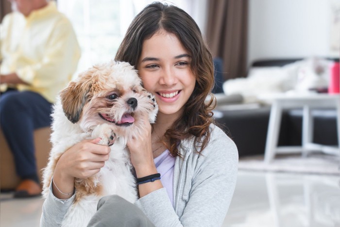 女の子と犬