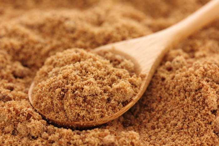 粉末状の黒糖をスプーンですくっている様子