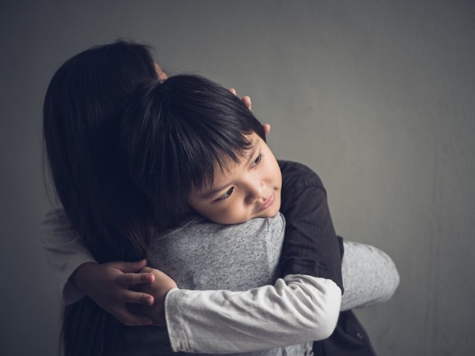 母親に抱きついて甘える男の子