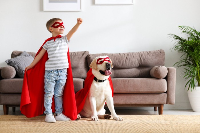 ヒーローごっこする犬と子ども