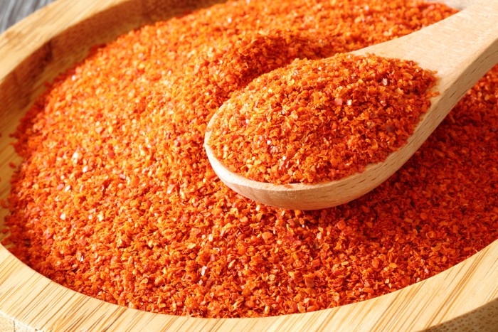 一味唐辛子をスプーンですくっている様子