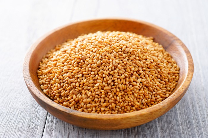 木の器にたっぷり入ったゴマ