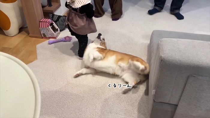 「ホラ！お腹触っていいよ！」