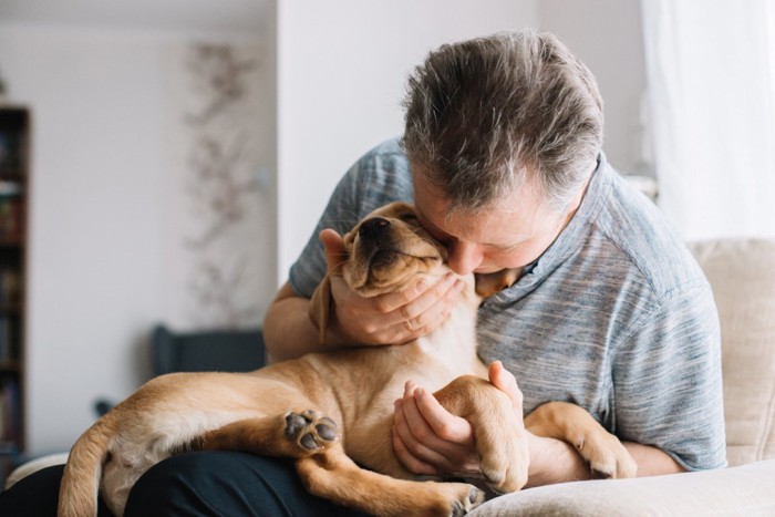 愛犬に愛情を注ぐ男性