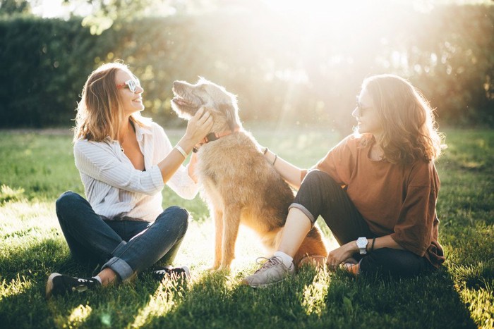 女性二人と犬