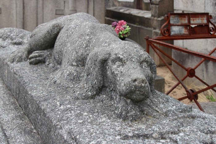 犬の銅像