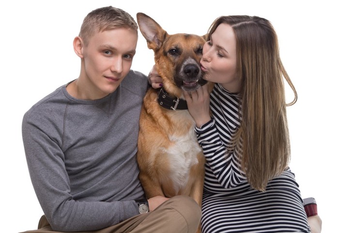 男女と犬