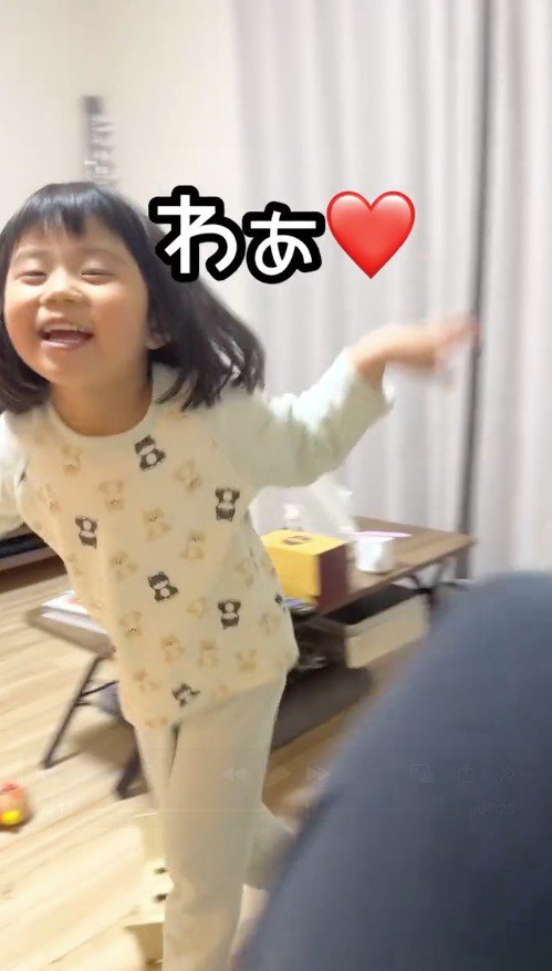 感嘆の声をあげて犬から離れる女の子