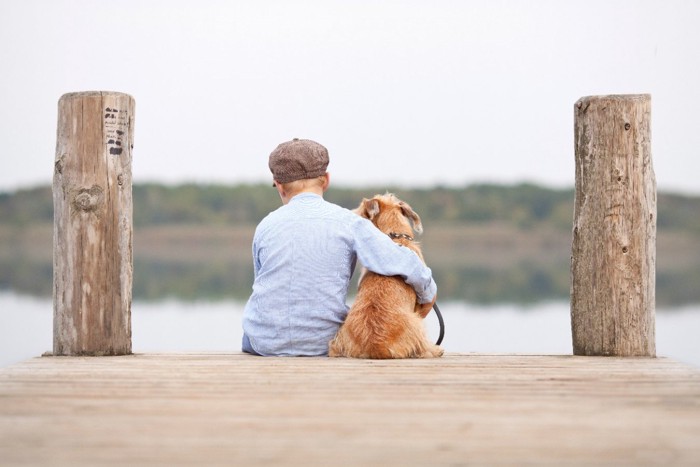 寄り添う少年と犬