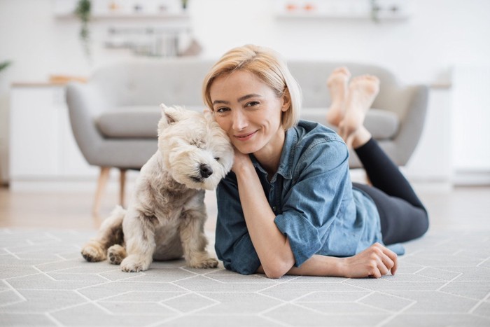 犬と女性