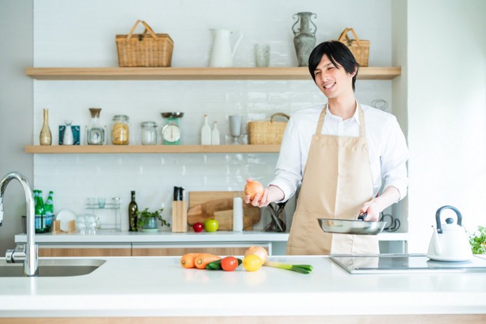 お料理をする男性