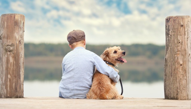 子供と犬の後ろ姿