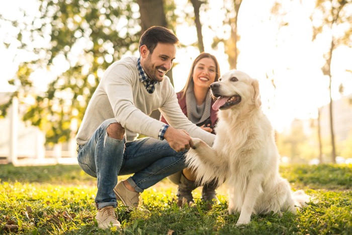 男性と女性と犬