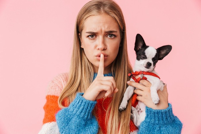 女性と犬