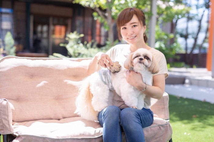 ブラッシングする女性