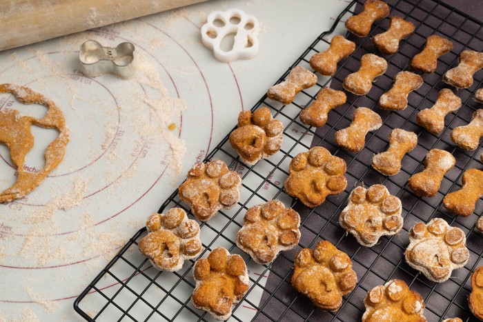 小麦粉を使って作られた犬の足型クッキー