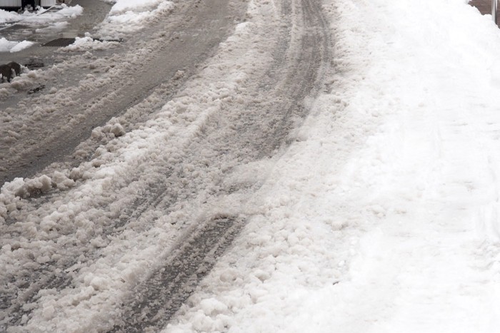 雪が溶けた道