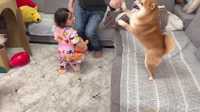 パパとハイタッチ