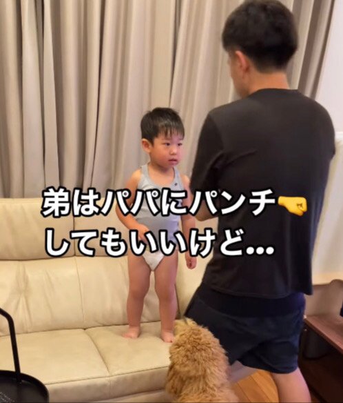 ソファの上に立つ男の子