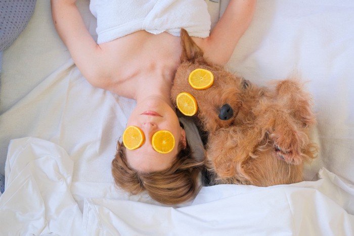 女性と犬