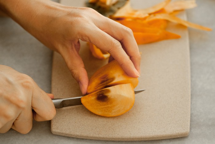 柿をまな板の上でカットしている様子