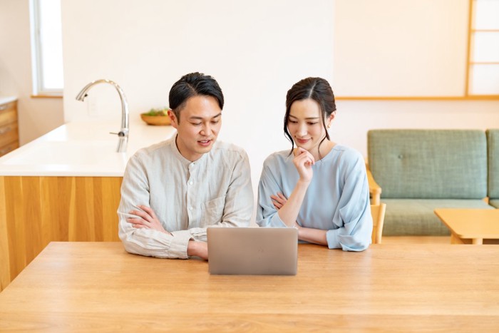話し合う夫婦