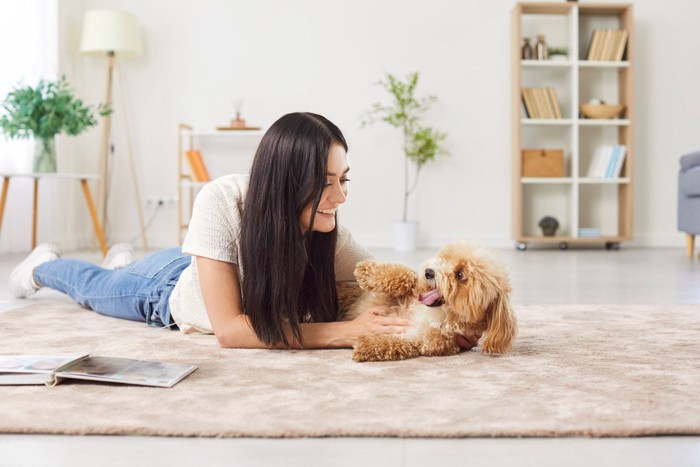 女性と遊ぶ犬