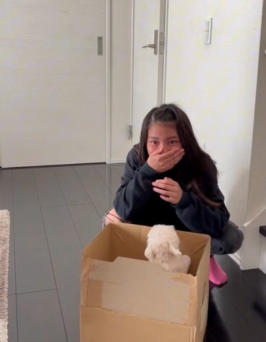 口元を抑える女の子