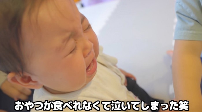 犬用おやつを食べられなくて泣いてしまう赤ちゃん
