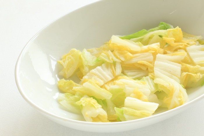 お皿に入った茹でた白菜