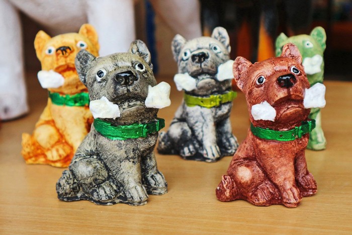 骨を咥えた犬の置物