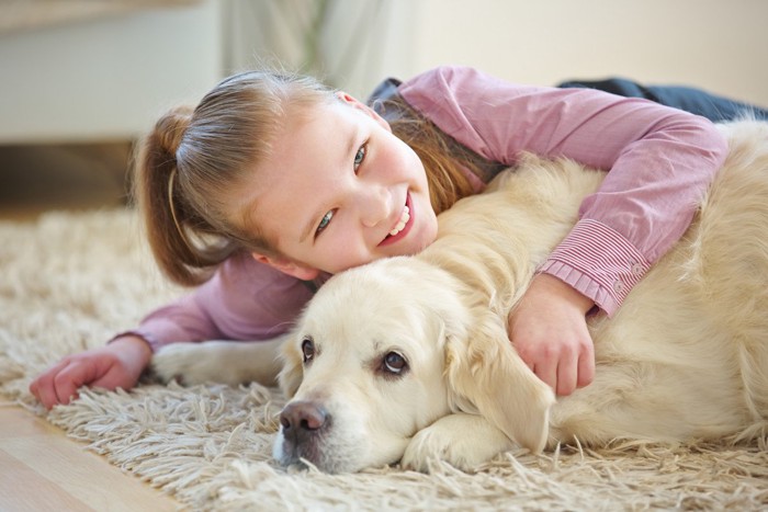 犬といっしょに寝そべる少女