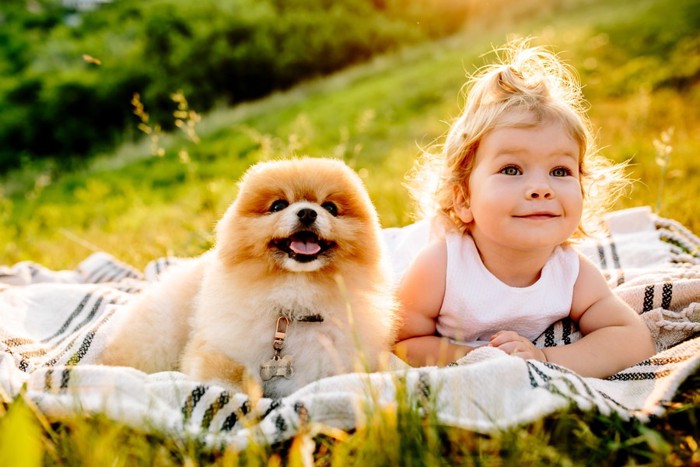 笑っている女の子と犬