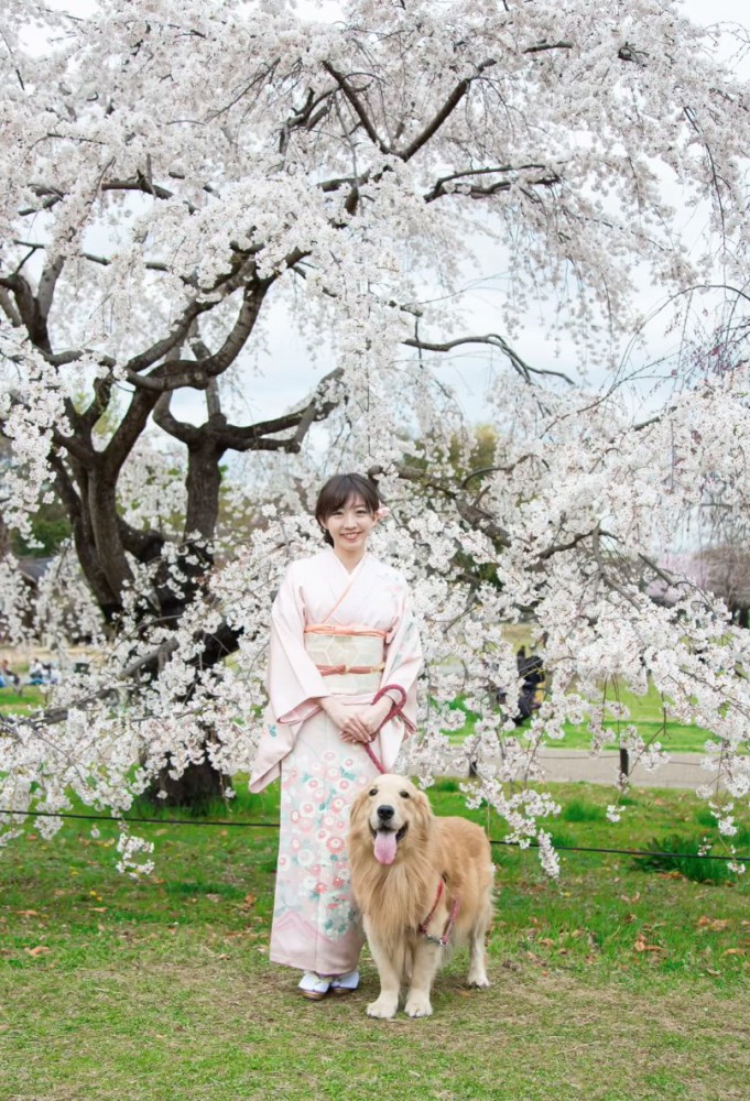 一緒に写真を撮る女性と犬