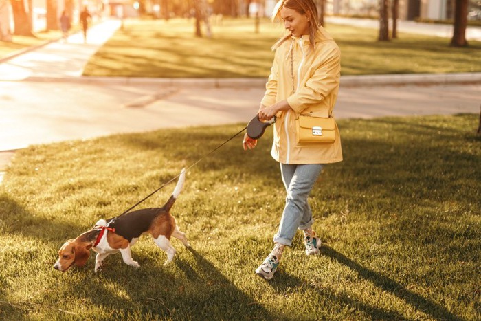 女性と犬