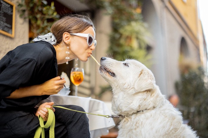 口移しする女性と犬