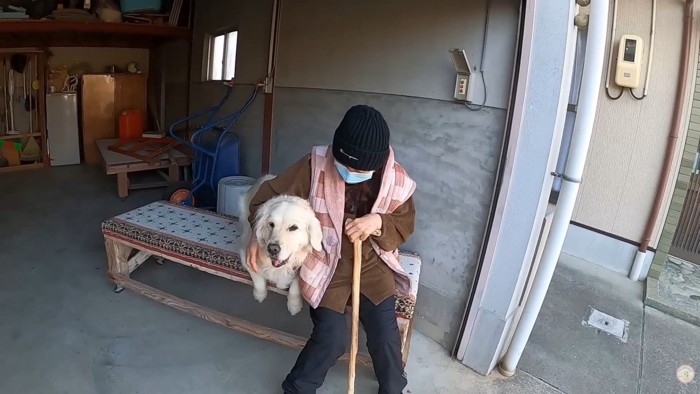 おばあちゃんに寄り添って…