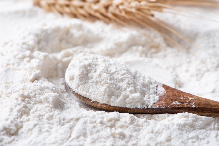 スプーンの上にのせられた小麦粉