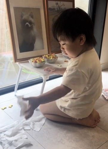 紙を持ち替える子ども