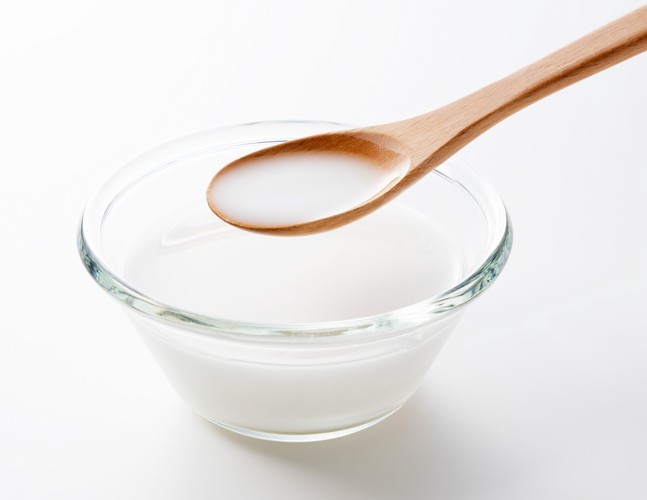 水で溶いた片栗粉をスプーンですくっている光景