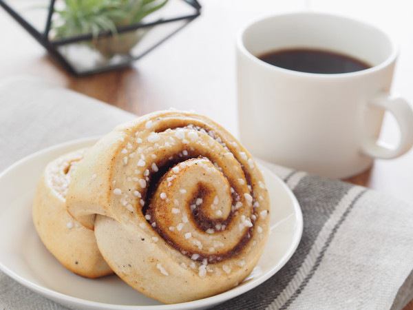 シナモンロールとコーヒー